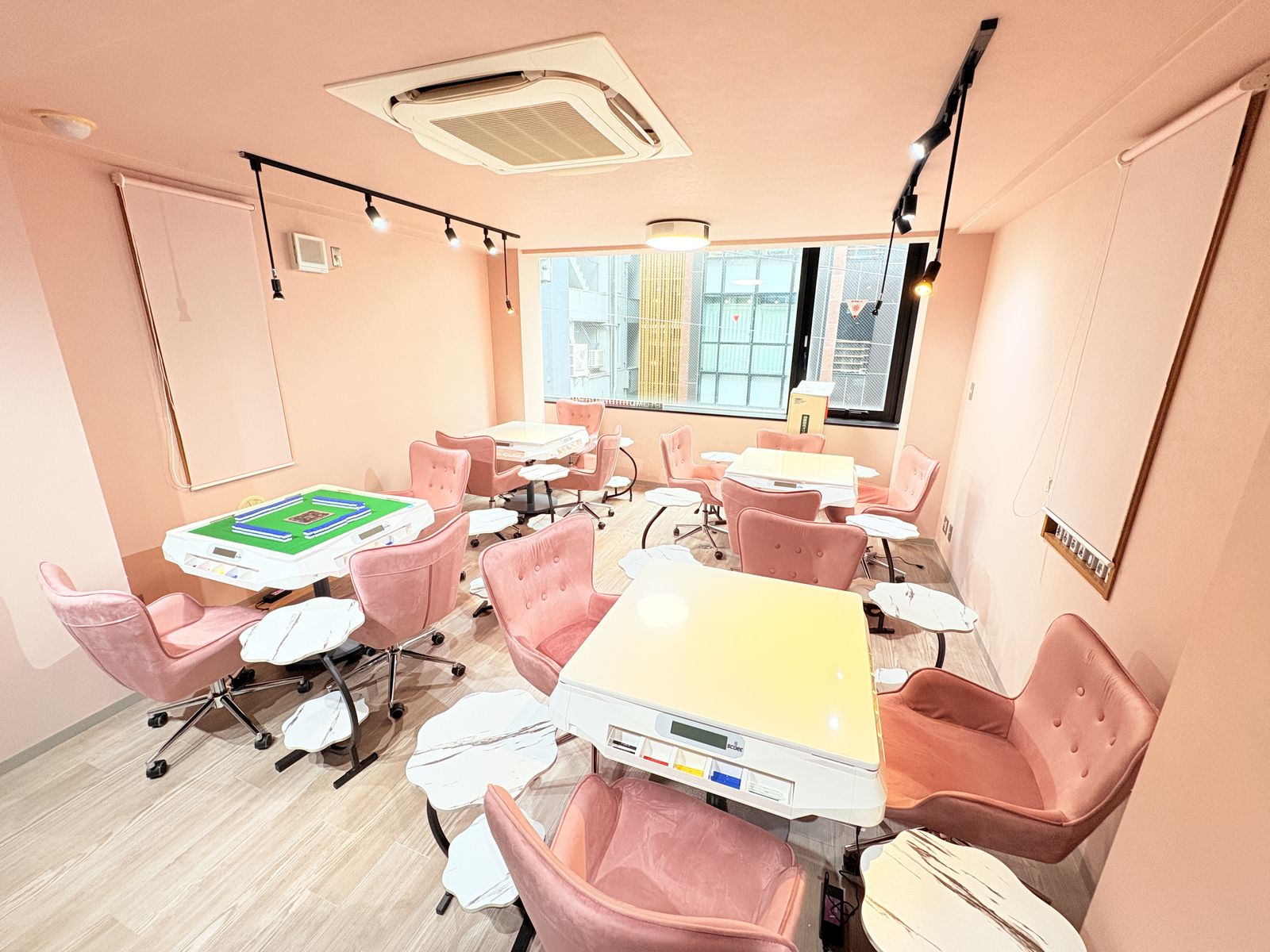 jouerの店内。ピンクを基調とした空間に全自動麻雀卓が並ぶ